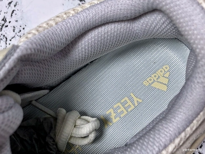 700 Yeezy Boost Adidas EG7596 Analog 0727